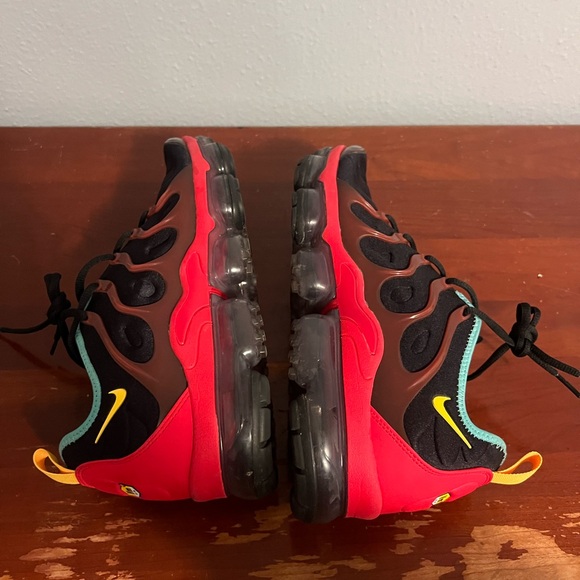 Nike Black and Red Athletic Shoes with Teal Lining Vapormax Plus - Picture 6 of 8
